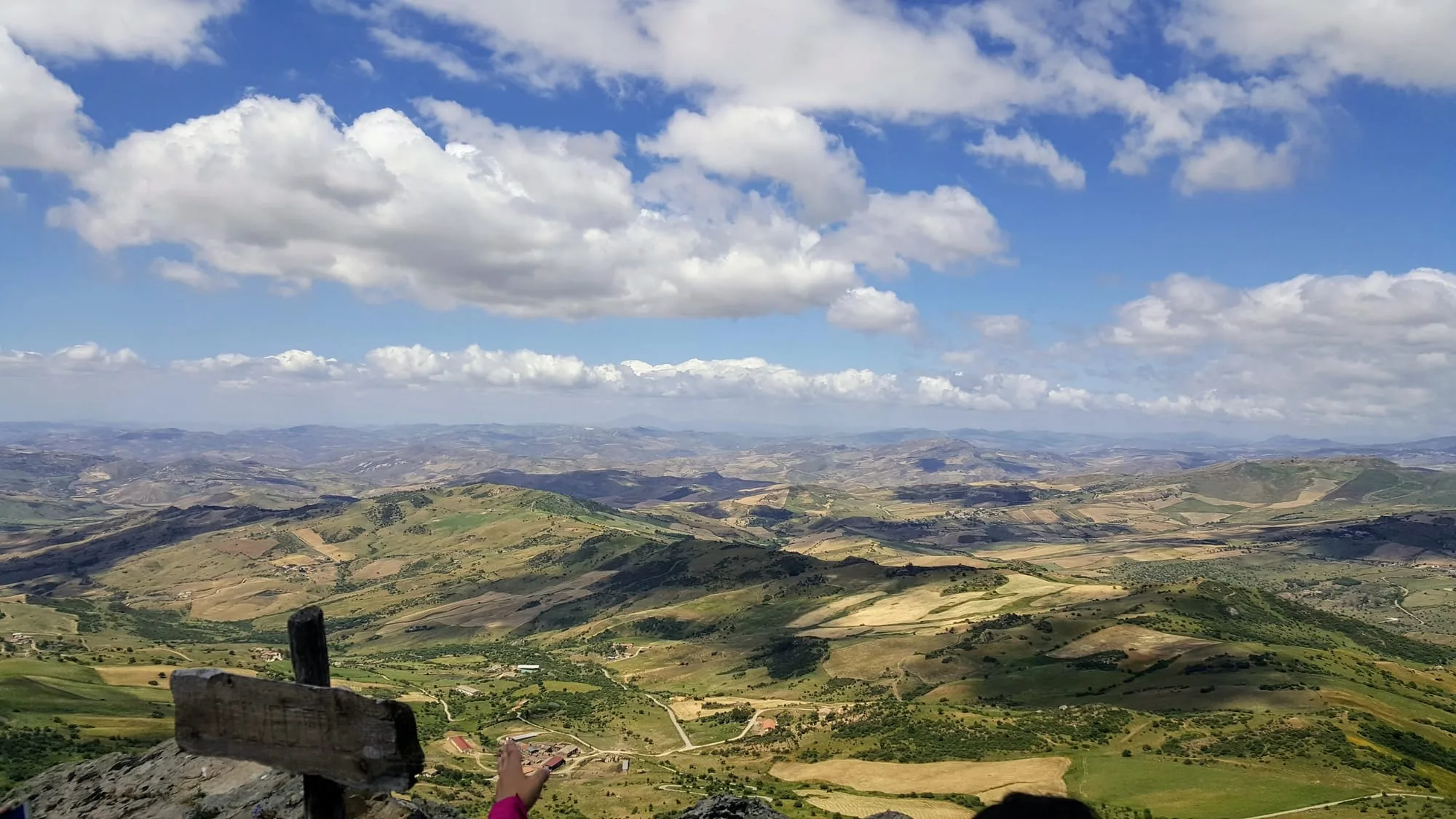 Panorama dal Monte Altesina con nuvole alte e vallate aperte dei Nebrodi
