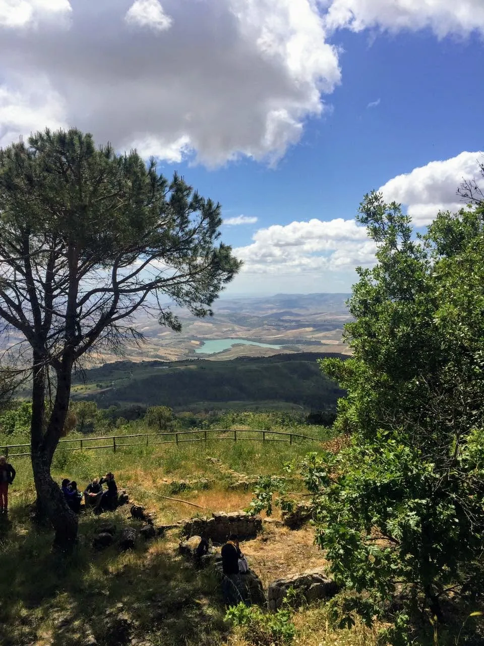 Vista panoramica dal Monte Altesina verso le colline e il lago artificiale