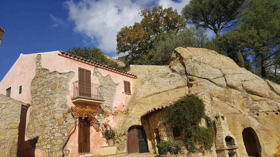 Casa rosata con grotta e forno integrato nella roccia