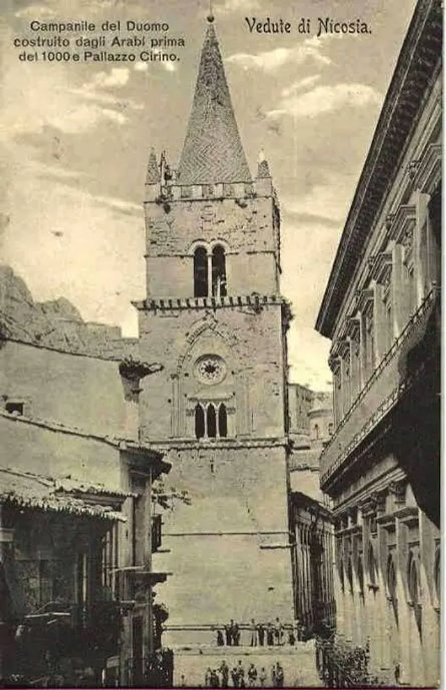 Cartolina d'epoca dei primi del Novecento con il campanile del Duomo e Palazzo Cirino
