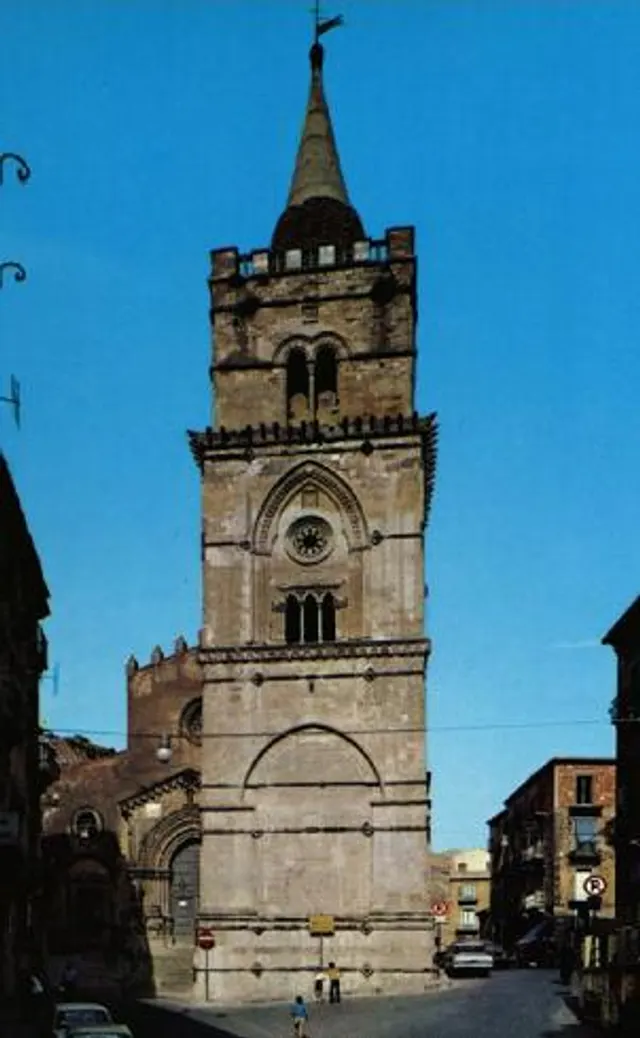 Il campanile della Cattedrale in una cartolina a colori del secondo Novecento