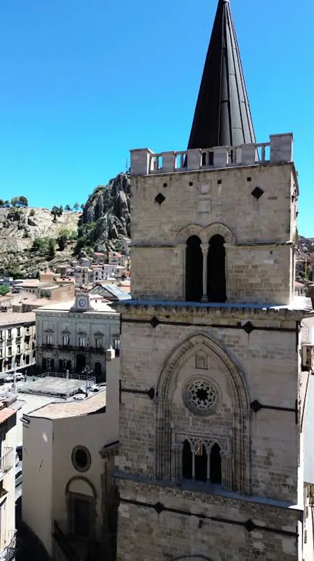 Il campanile gotico della Cattedrale visto dall'alto, con la rocca del Castello e Piazza Garibaldi alle spalle