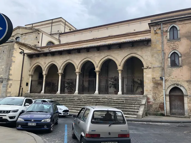 Facciata della Cattedrale di San Nicolò col portale e il campanile
