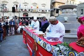 Festa del Cannolo — pubblico in piazza