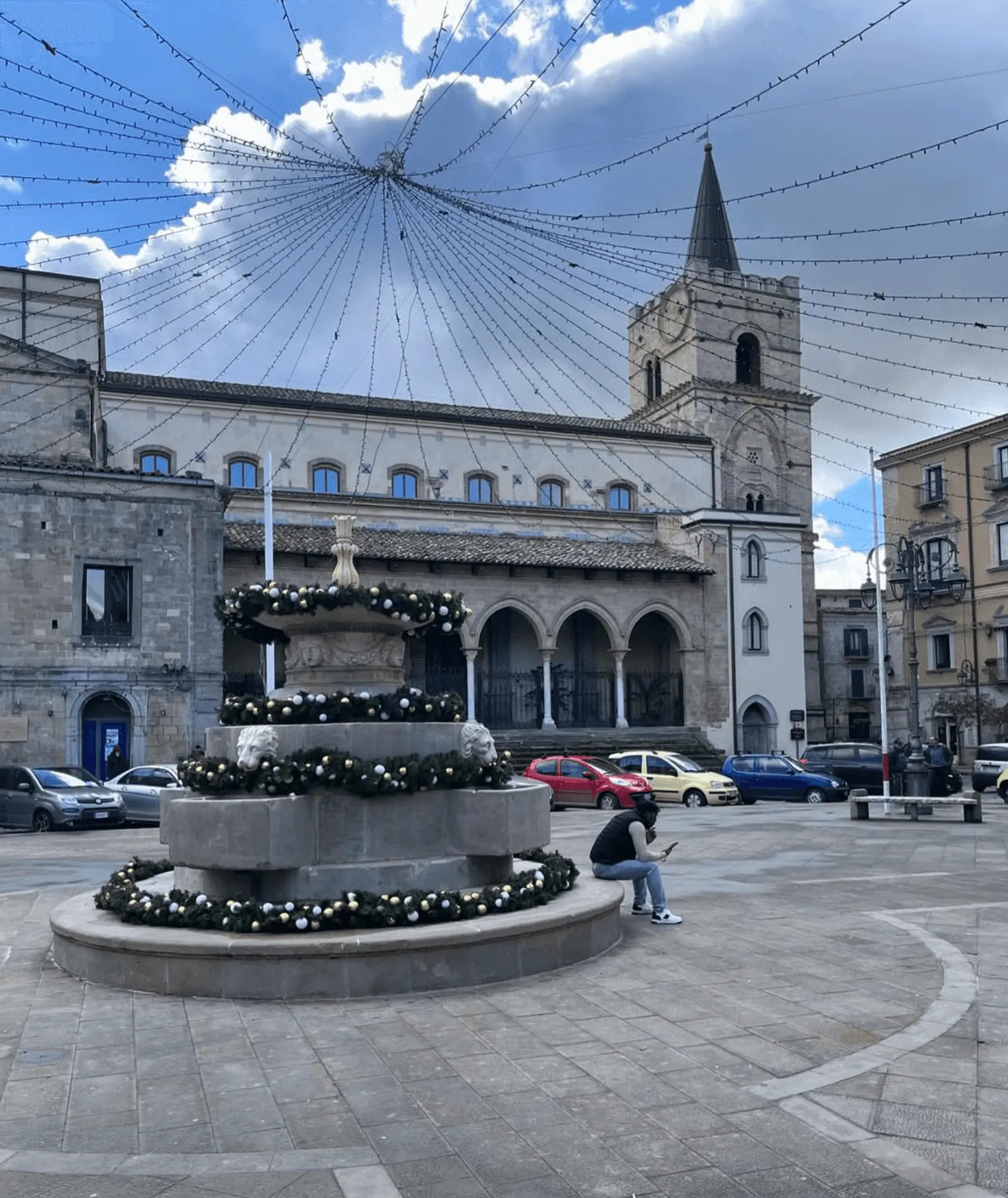 Fontana di Piazza Garibaldi addobbata per Natale
