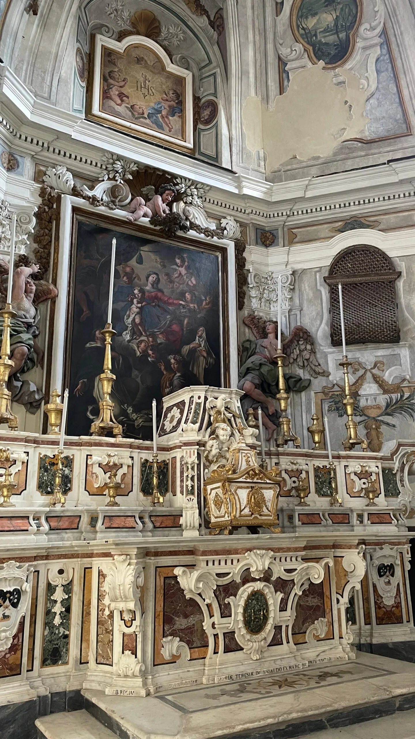Dettaglio dell'altare e delle decorazioni interne
