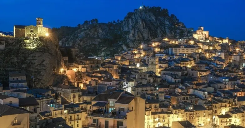 Profilo notturno di Nicosia