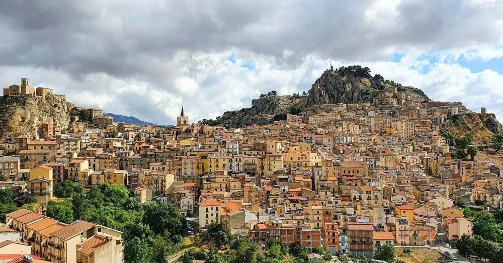 Panorama di Nicosia con nuvole drammatiche