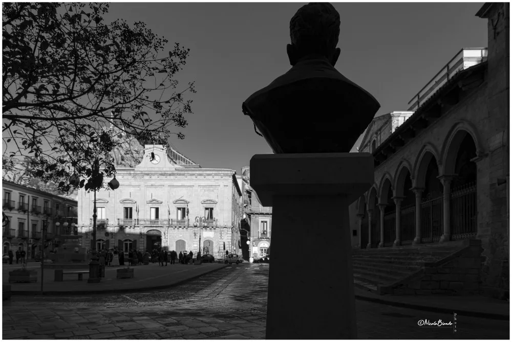 Piazza Garibaldi ripresa con la statua di Ferdinand Pecora, cuore monumentale del centro storico di Nicosia
