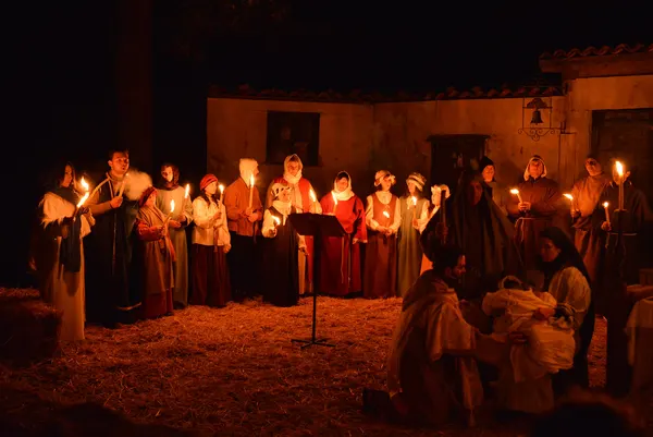Figuranti in costume con le candele attorno alla Natività, Presepe Vivente di Nicosia
