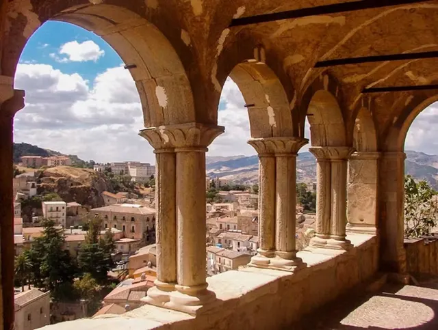 Il portico della Chiesa del Santissimo Salvatore con le colonne in pietra