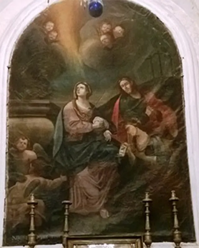 Altare della Chiesa di San Giuseppe illuminato dalle candele, con il dipinto sovrastante