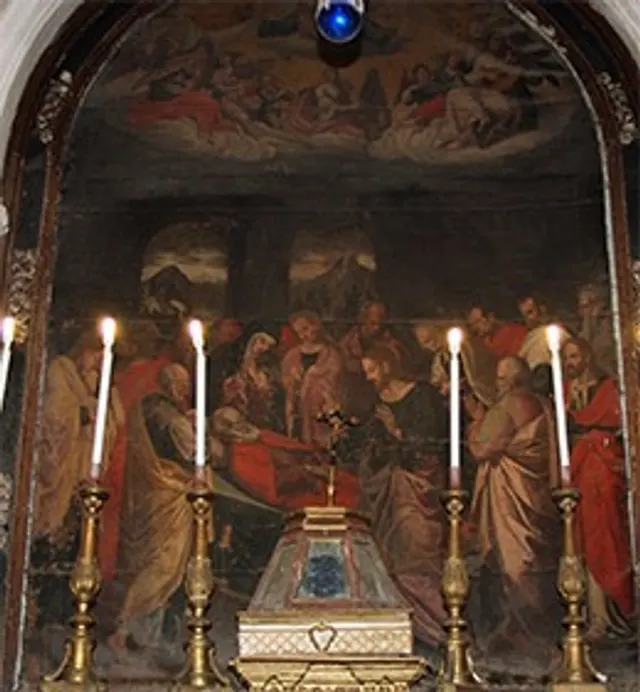 Dipinto all'interno della Chiesa di San Giuseppe: una figura femminile fra angeli, entro cornice modanata