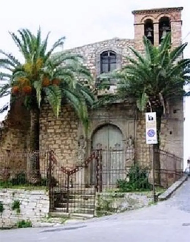 Esterno della Chiesa di San Giuseppe, con le palme davanti al prospetto e il campanile a vela