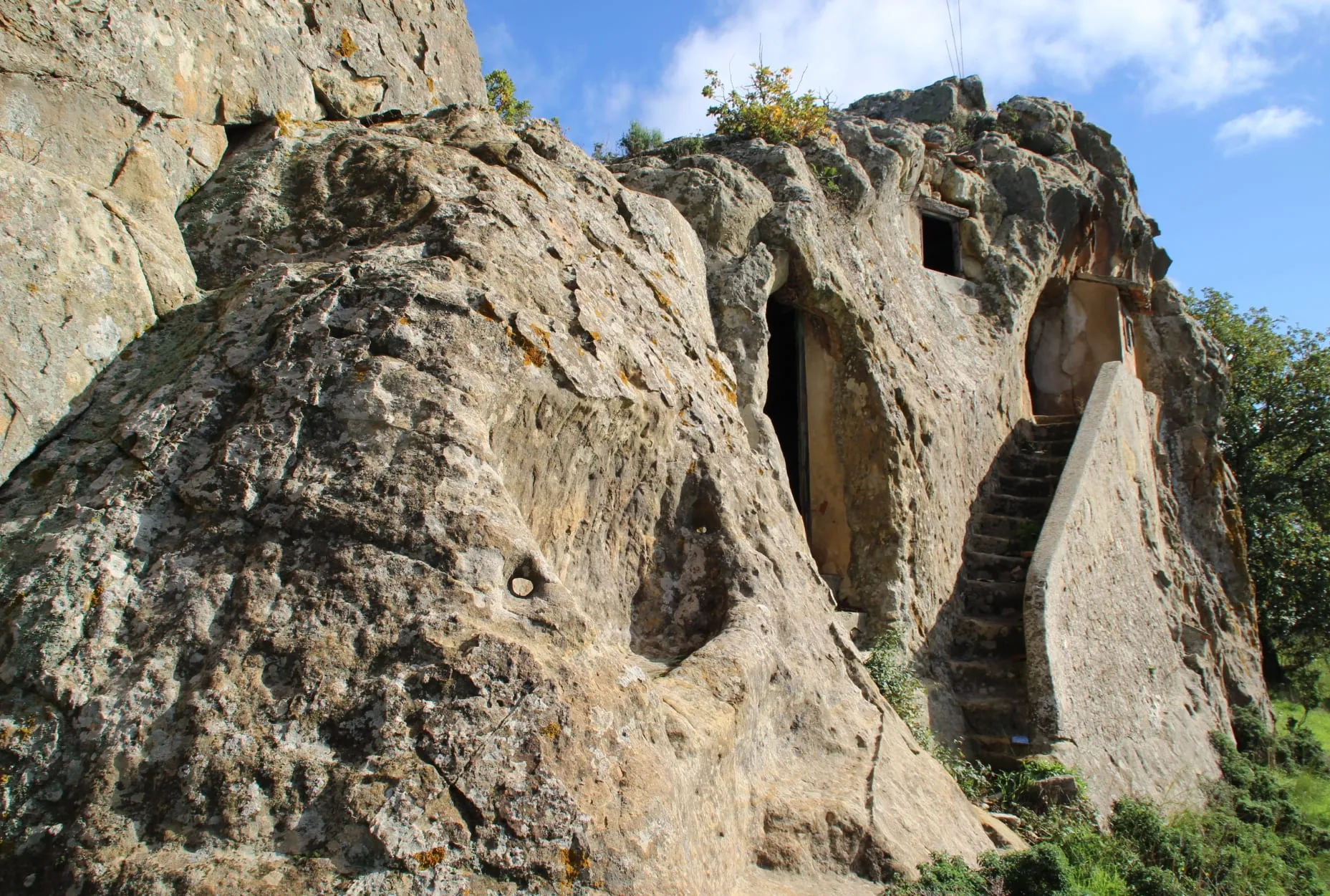 Facciata rupestre con accesso scalinato alle grotte