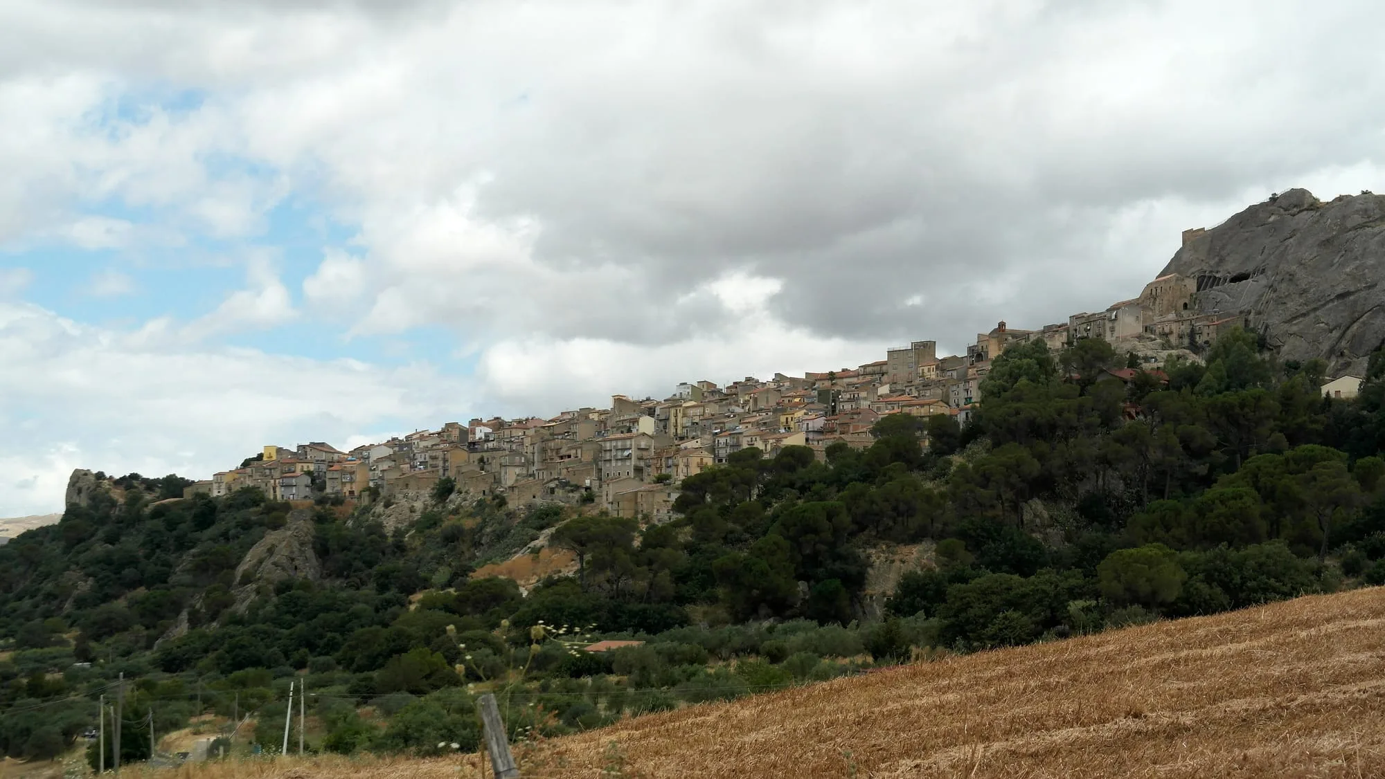 Sperlinga, il borgo partner di Nicosia, con il castello rupestre