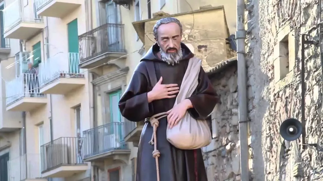 Vara che porta il santo durante la festa