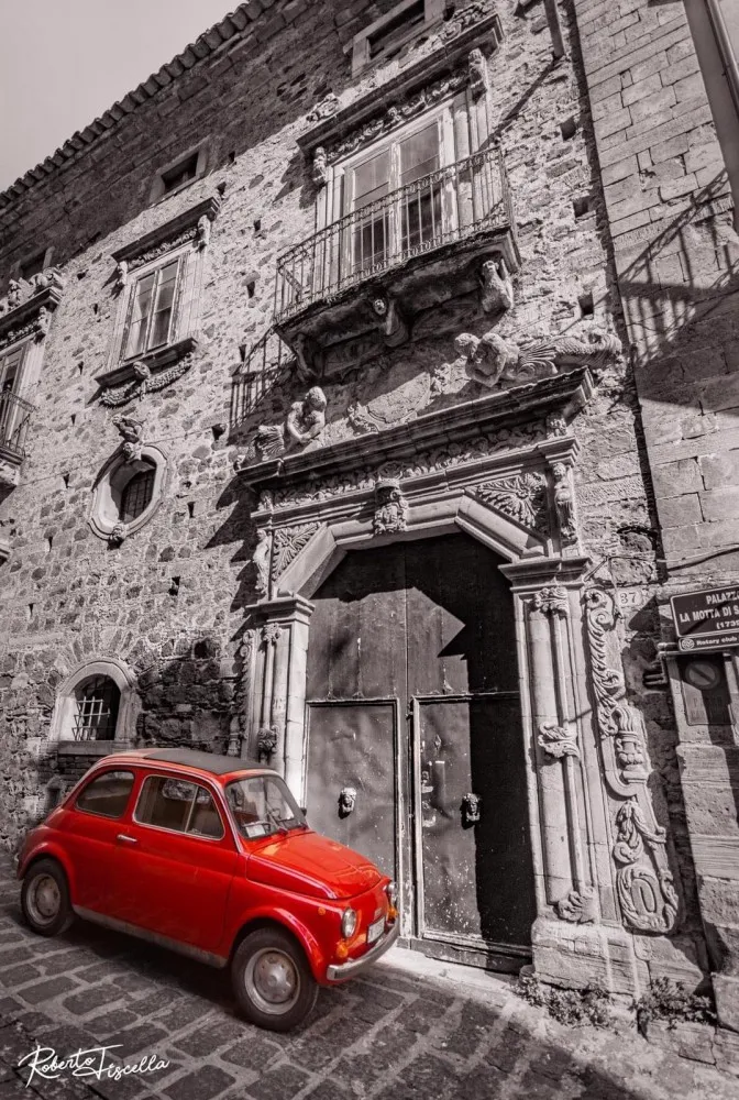 Via Addiencante e Palazzo La Motta
