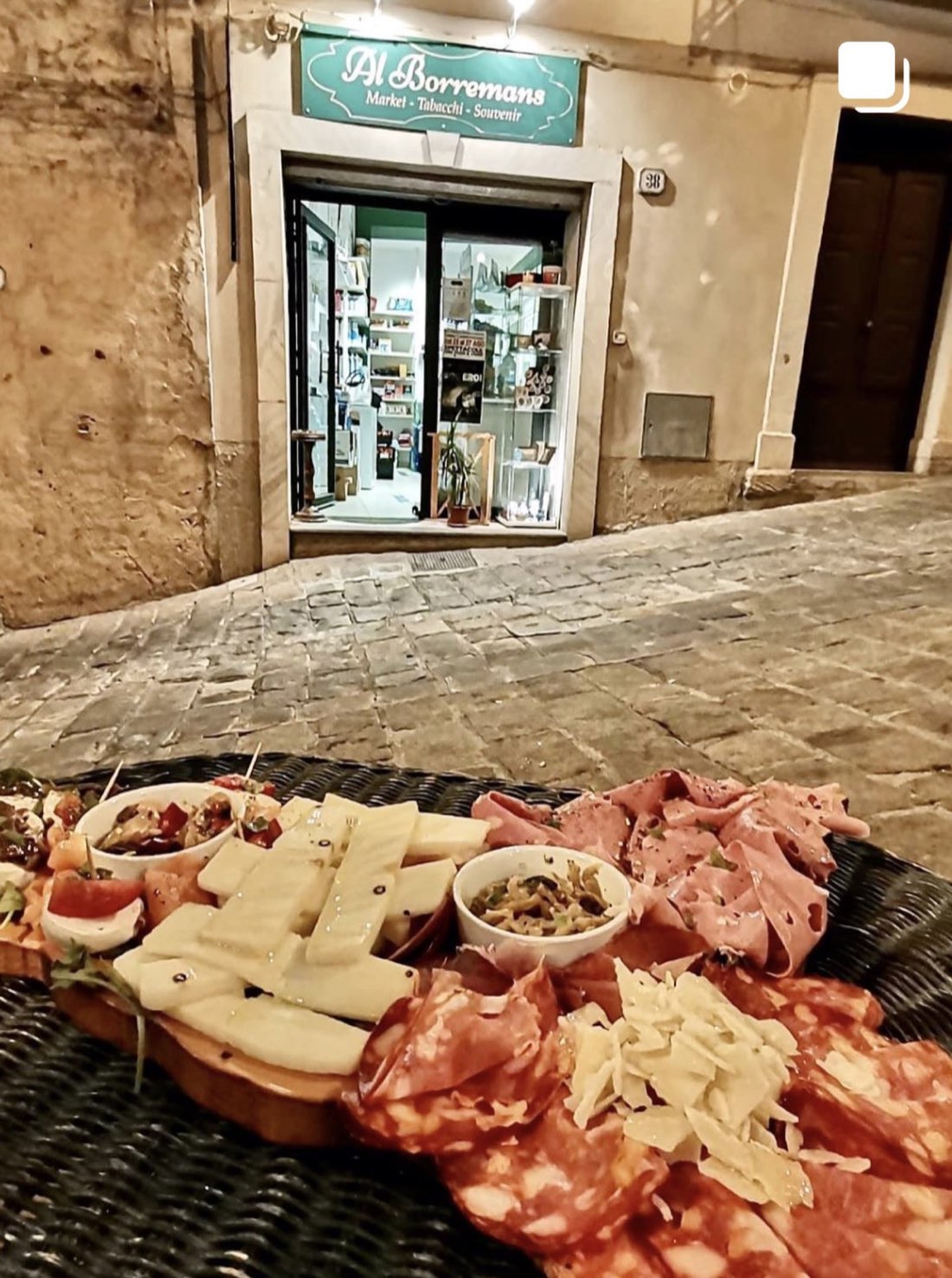 Tagliere serale davanti alla vetrina di Al Borremans in via Diego Ansaldi