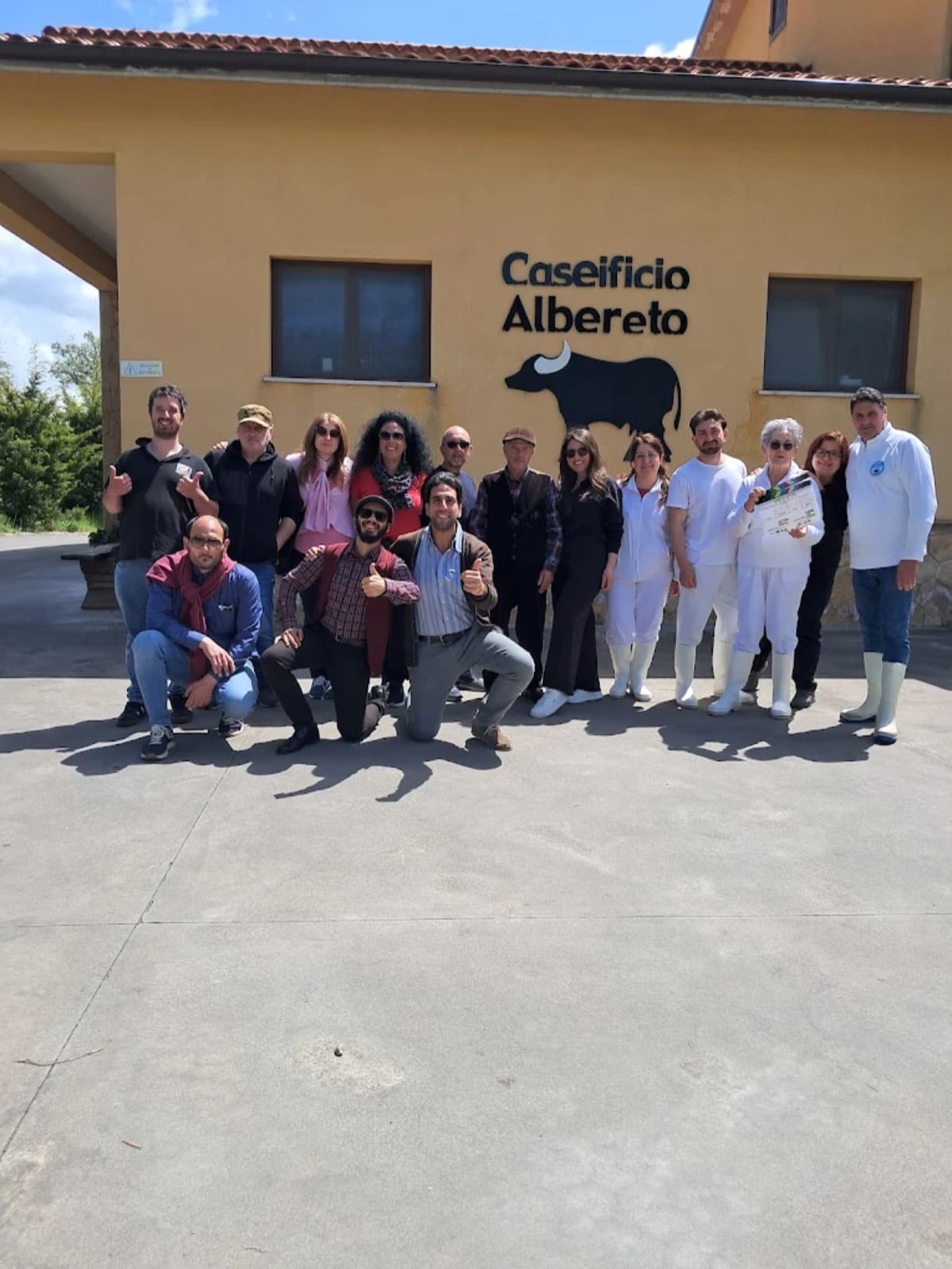 Il team del Caseificio Albereto davanti alla sede